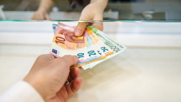 Euro și dolarul își continuă deprecierea: cursul valutar pentru 26 decembrie