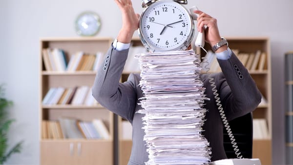 Mai puțină birocrație pentru antreprenori: procedurile pentru obținerea a 26 de acte permisive au fost modificate