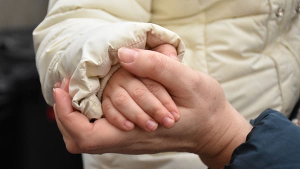 Oamenii cu suflet mare - speranță pentru mamele care își cresc singure copiii. Cum putem contribui