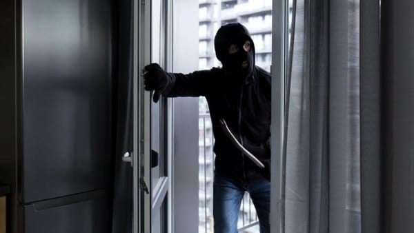 VIDEO/ Hoți de apartamente, reținuți în sectorul Botanica: Furau din locuințe bani și bijuterii din aur