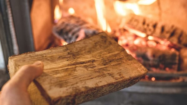 Patru persoane, dintre care trei minori - la un pas de tragedie după ce s-au intoxicat cu monoxid de carbon