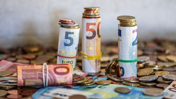 Curs valutar: Leul continuă să câștige teren în raport cu euro și dolarul american