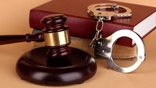 Avocată reținută pentru trafic de influență, trimisă în judecată. Și-a recunoscut vinovăția