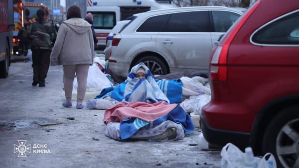 FOTO/VIDEO Kievul, lovit din nou de rachetele rusești. Zeci de civili răniți și blocuri rămase fără căldură