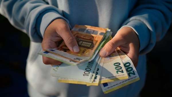 Numerarul pierde teren în Europa, dar rămâne important. Ce preferă moldovenii?