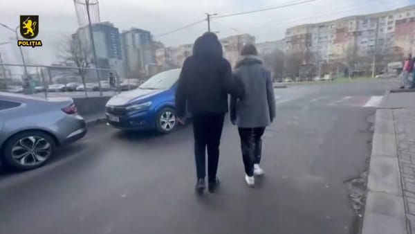 Video/ O tânără din Federația Rusă ar fi lăsat o geantă plină cu droguri într-un hotel din Anenii Noi. Patru persoane, reținute
