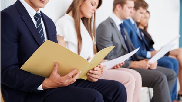 Moratoriu la angajările bugetare: peste 9.500 de posturi vacante, blocate până la sfârșitul lui 2026