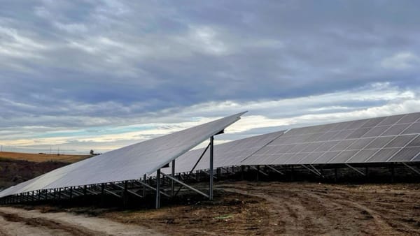 Un nou pas pe piața energiei: Energocom a achiziționat în premieră  electricitate produsă de  bateriile solare