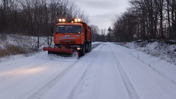Ninge în nordul țării. Trafic rutier în condiții de iarnă, drumarii intervin pe traseele naționale