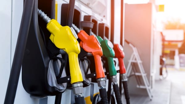 2026 începe cu scumpiri la carburanți: benzina și motorina cresc în preț