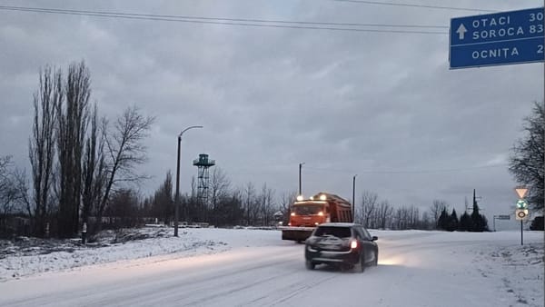 Tone de materiale antiderapante, împrăștiate pe drumurile din țară: drumarii au intervenit pe parcursul nopții