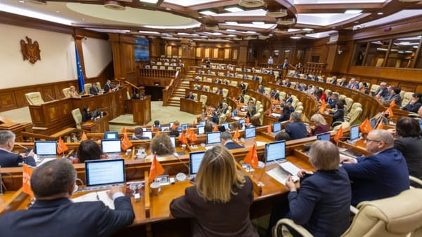 Parlamentul a adoptat măsuri fiscale pentru susținerea mediului de afaceri: vor intra în vigoare de la 1 ianuarie 2026