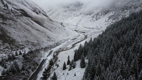 Patru cetățeni moldoveni, blocați în zona montană din județul Argeș. Salvatorii nu pot interveni din cauza vremii