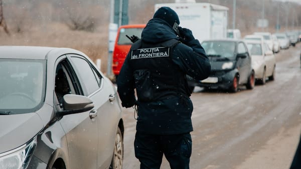 Circulație intensă în perioada sărbătorilor. Autoritățile avertizează asupra aglomerației la frontieră și aeroport