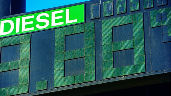 În această săptămână, motorina a scăzut cu 43 de bani, iar benzina cu 19. Iată cât vor costa carburanții în weekend