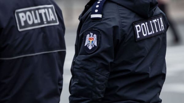 VIDEO/ Nici la bancă nu mai ești în siguranță: o femeie jefuită în plină zi