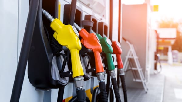 Benzina și motorina înregistrează noi ieftiniri - miercuri șoferii vor scoate mai puțini bani din buzunar