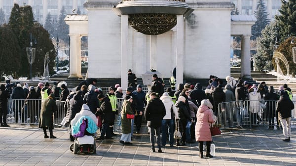 GALERIE FOTO/  Înghesuială la Catedrala Mitropolitană. Credincioșii au venit după Agheasma Mare și busuioc