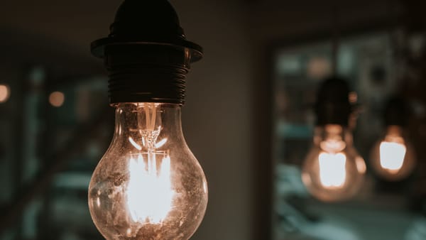 Facturi mai mari la energia electrică: statul nu mai oferă compensații pentru primii 110 kW, acordate anterior cu ajutorul UE