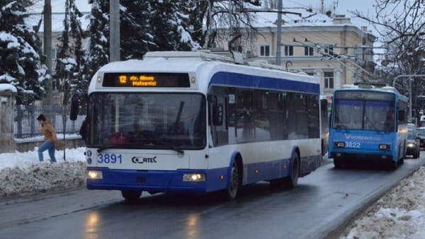 VIDEO/ Sperietură zdravănă pentru pasagerii unui troleibuz din capitală. Câțiva au avut nevoie de îngrijiri medicale