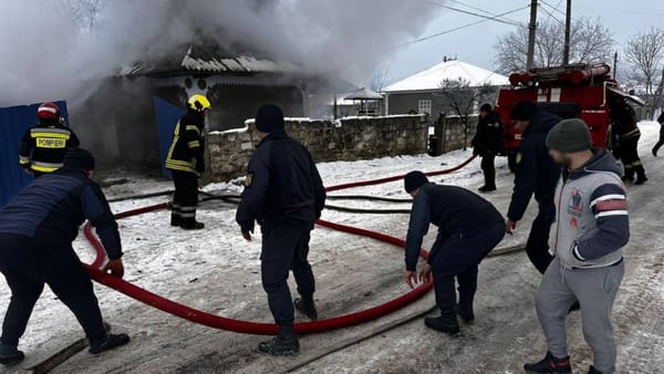 Flăcări într-o gospodărie din raionul Edineț. La stingerea incendiului au intervenit și polițiștii de frontieră