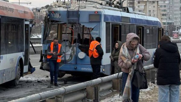 Două troleibuze s-au tamponat în sectorul Botanica al capitalei. Câțiva pasageri au avut nevoie de asistență medicală