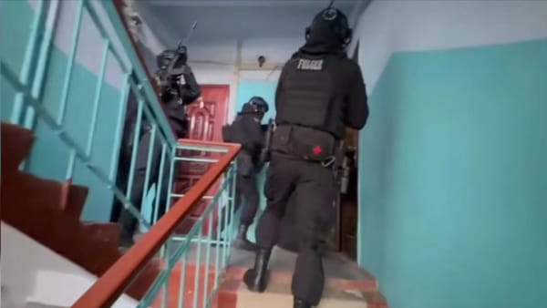 VIDEO/ Doi străini au fost plasați în arest preventiv pentru incendierea a trei mașini într-o parcare din Chișinău