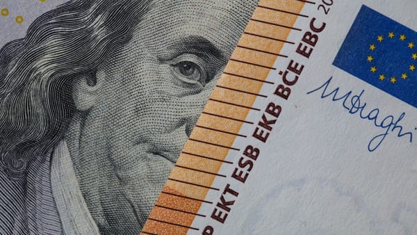 Dolarul se scumpește cu peste zece bani și se apropie de pragul de 19 lei. Cursul stabilit de BNM