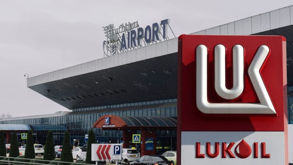 DECIS! Statul preia controlul asupra activelor Lukoil de la Aeroportul Chișinău