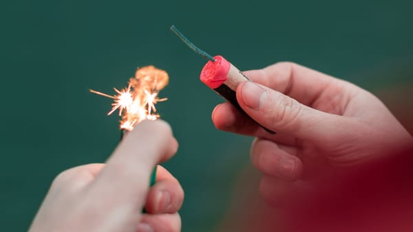 Un bărbat din Chișinău a fost rănit grav de artificii în noaptea dintre ani