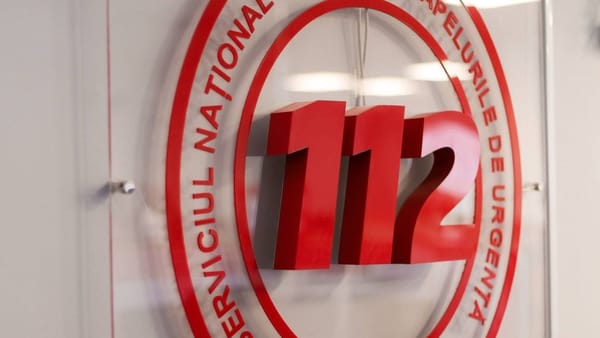 Serviciul 112 continuă să fie suprasolicitat din cauza poleiului. Sute de apeluri pentru ambulanță și intervenții pe drumuri