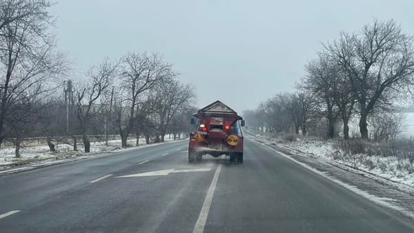 Ceață, ninsoare și polei pe traseele naționale. Drumarii îndeamnă șoferii să circule cu prudență