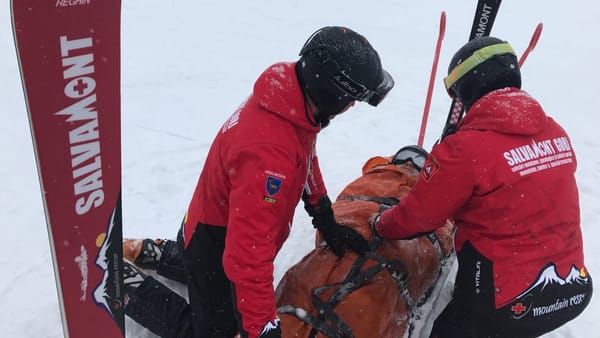 Aproape 100 de persoane, salvate din munții României în timp de 24 de ore. Doi cetățeni au murit