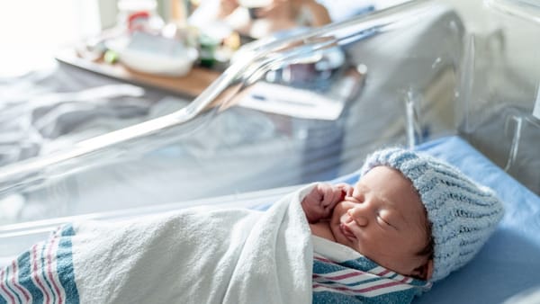 Primul miracol al anului: un băiețel a venit pe lume în ambulanță. E al nouălea copil în familie