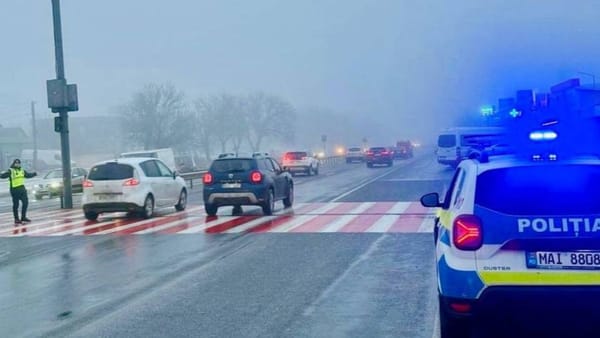 Șoferii au pornit la drum în ajun de Crăciun. Poliția anunță flux intens de mașini și drumuri periculoase