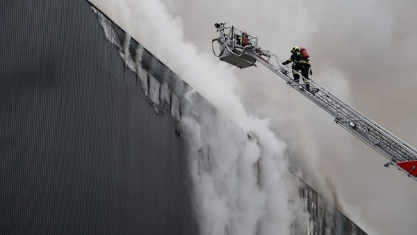 FOTO/ Incendiul de pe strada Mihai Viteazul, lichidat complet: pagube de mii de metri pătrați și bunuri distruse