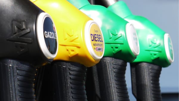 Benzina crește ușor, motorina se ieftinește - cât vor costa carburanții în weekend