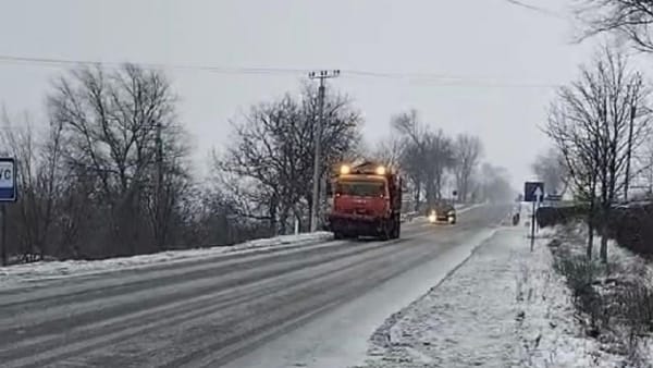 50 de utilaje și 29 de muncitori, mobilizați pe drumurile naționale pe timpul nopții