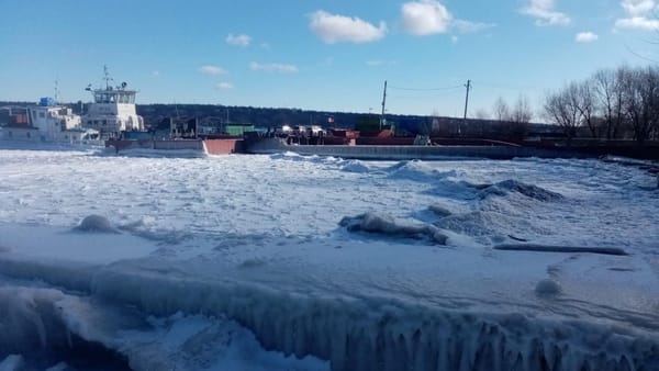 Înghețul de pe Nistru perturbă circulația bacului de la Molovata: cursele de seară, suspendate