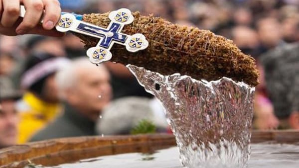 FOTO/ Creștinii ortodocși sărbătoresc astăzi Boboteaza - agheasmă, scufundări în apă și slujbe în toată țara