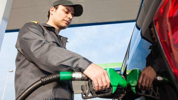 Prețurile la carburanți în creștere și mâine: Benzina, foarte aproape de 23 de lei