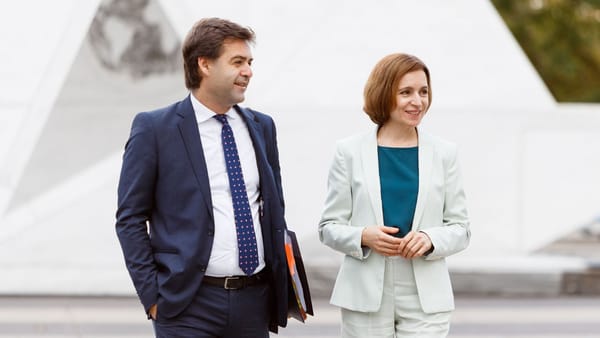 DOC/ Maia Sandu a acordat ranguri diplomatice pentru 14 funcționari MAE. Printre aceștia se numără și Nicu Popescu