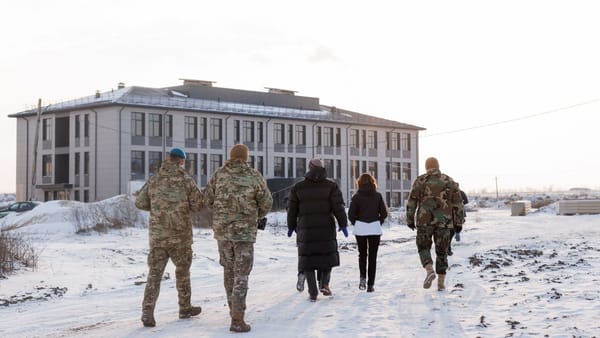 FOTO/ Maia Sandu a inspectat șantierul noii unități militare de la Băcioi: „Investițiile în apărare sunt investiții în pace”