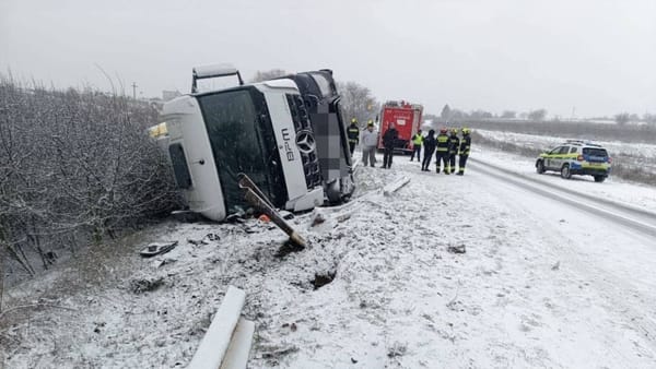 VIDEO/ Trafic îngreunat pe mai multe drumuri din țară din cauza ninsorilor și a vehiculelor echipate cu anvelope de vară sau uzate