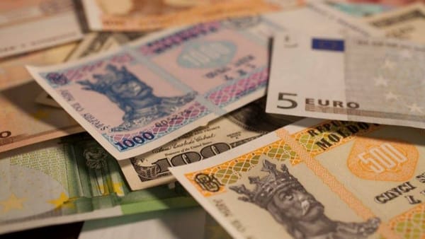 Valuta națională pierde teren! Euro s-a scumpit cu aproape șapte bani, iar dolarul - cu patru