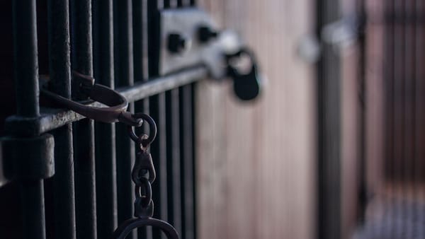 Închisoare pe viață pentru „apostolul” care a ținut o familie în sclavie de peste 10 ani. Detalii șocante din dosar