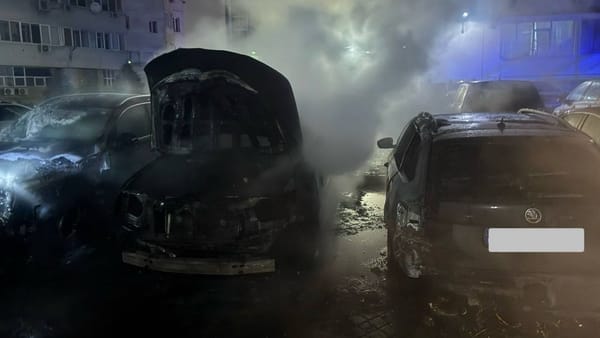 Incendiu în plină noapte, în curtea unui bloc din Chișinău. Trei mașini au distruse de flăcări