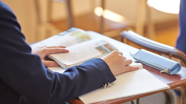 Calitate mai bună și ghiozdane mai ușoare. MEC pregătește o nouă „generație” de manuale pentru elevi