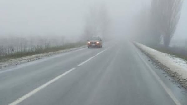 Ceață densă pe drumurile naționale, se circulă în condiții de iarnă: drumarii sunt pregătiți să intervină