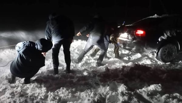 Zăpada a pus stăpânire pe drumuri. Salvatorii, drumarii și polițiștii continuă intervențiile